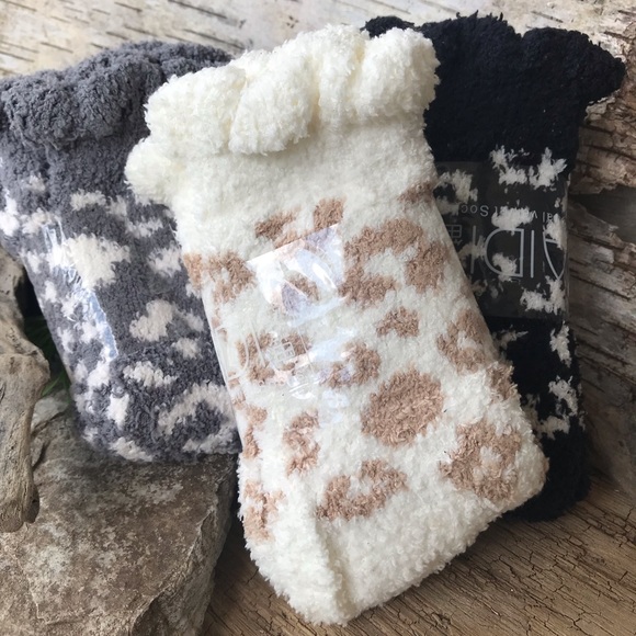 Accessories - 🆕 New Women’s Coral Velvet Cream Fuzzy Socks